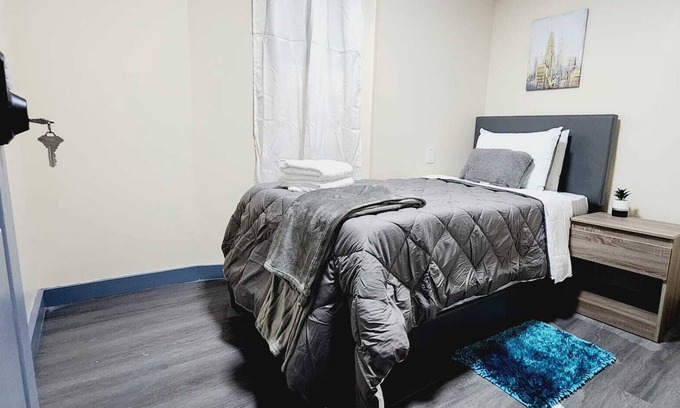 Primos Secane House | #06 Basement Room With Twin Bed + TV in Angora