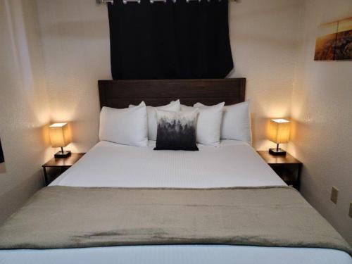 Valle House | 070B Grand Canyon Suite with Kitchenette near South Rim Sleeps 4