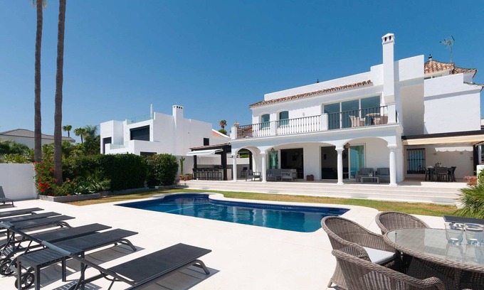 Urbanizacion Puerto de Estepona Villa | 09 - 5 Bed Luxury Villa walking distance to the be