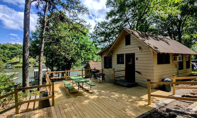 Mid America House | #09 - Large Lakeview One Bedroom- Pet Friendly