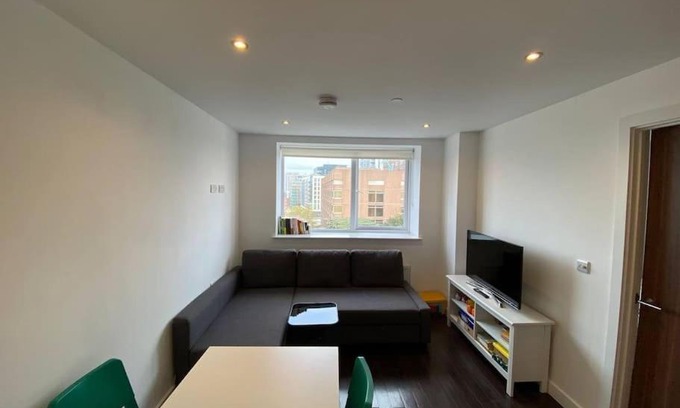 Sutton South Apartment | 1+1 Modern flat next to Sutton train station