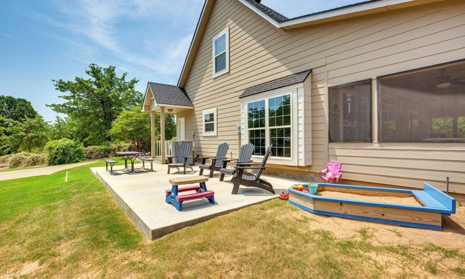 Kingston House | 1/2 Mi to Lake Texoma: Home w/Fire Pit & Grill!