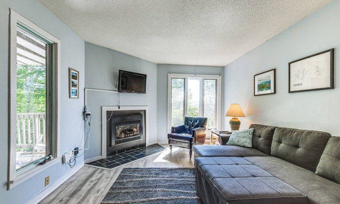 Warren Condo | < 1/2 Mi to Sugarbush Resort: Condo w/ Deck!
