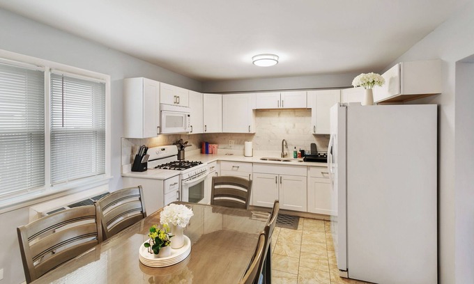 Russell Apartment | 1/2 Mile to Downtown Libertyville