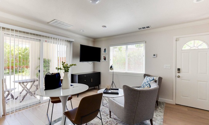 West San Jose Apartment | 1.6 miles to apple office in Cupertino.