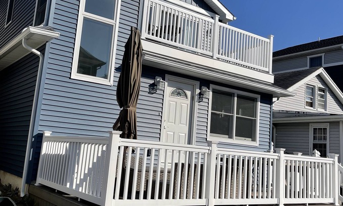 Long Beach House | 1-7 month rental! Charming beach house, newly renovated, mid Sept. till mid May
