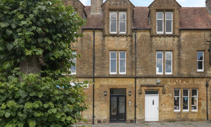 Sherborne Cottage | 1 ABBEY COURT, pet friendly in Sherborne