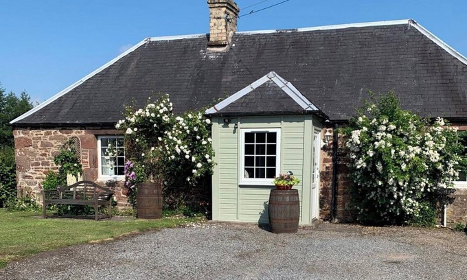 Perth Cottage | 1 bedroom accommodation in Bridge of Earn near Perth