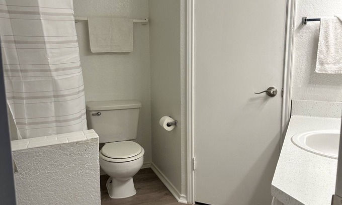 Dallas Apartment | 1 bed 1 bath. Lake and pool access. nComfortable, quiet, study and relax suite.