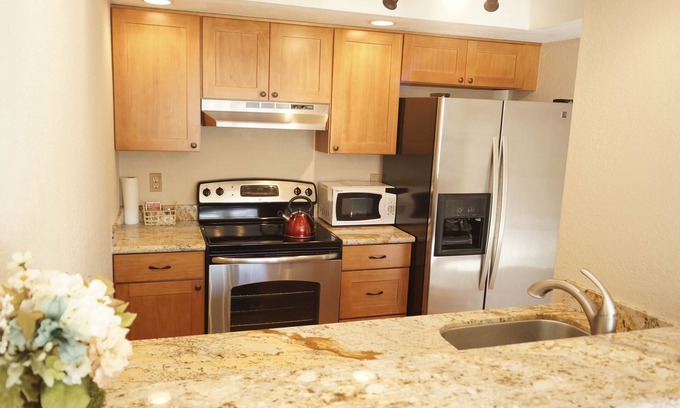 Totem Lake Condo | 1 bed/1 bath Top Floor Condo