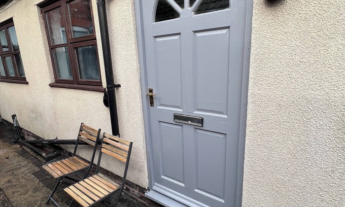 Grantham Apartment | 1-Bed Apartment Close to Grantham Town Centre. Sleeps 4 with Garden