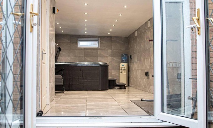 Havering Apartment | 1-bed Apartment With Private hot Tub, Sauna & gym