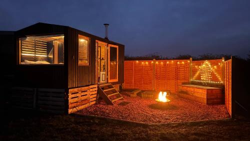Mortehoe House | 1 Bed Cabin - Sleeps 2 - Pets - Garden - Parking