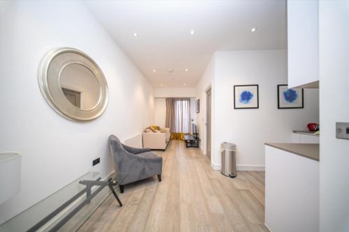 Slough Apartment | 1 Bed, Close to Slough Station, 20 min to Heathrow Airport
