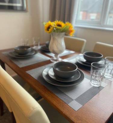South Shields Apartment | 1 Bed Flat - Sleeps 3 - Parking - Pet friendly