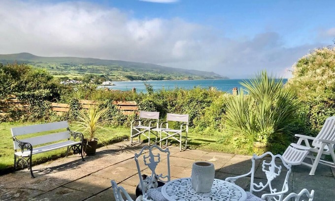 Ballygally Apartment | 1 Bed Flat - Sleeps 5 - Parking - Garden - Pets