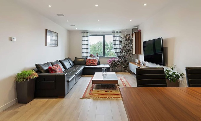 Friern Barnet Apartment | 1-Bed Flat| Spacious| Near Station| North London