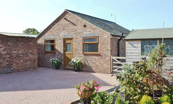 Cheshire West and Chester Cottage | 1 bedroom accommodation in Weetwood, near Kelsall