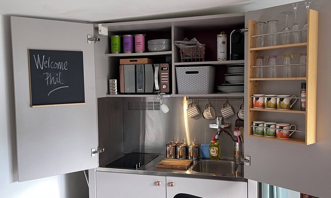 Rickmansworth House | 1 Bed Guesthouse - Chiltern/Met Lines Pied à Terre with Outside Seating Area