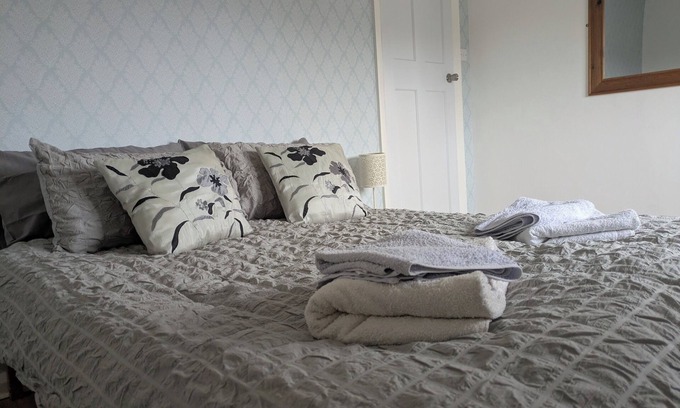 Worcester House | 1-Bed Home for 2, Parking, Garden & Great Location
