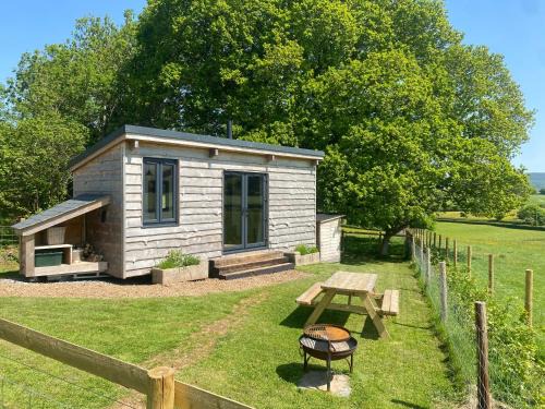 Horner House | 1 Bed Hut - Sleeps 4 - Pets - Parking