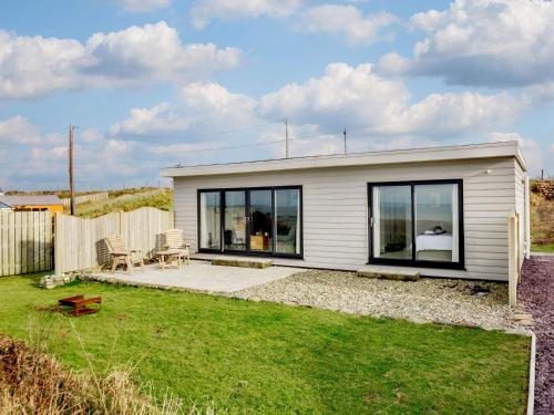 Dinas House | 1 Bed in Aberdesach 90624
