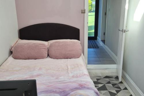 Old Harlow Apartment | 1 Bed Sleeps 2-Parking-Garden-2 min train station
