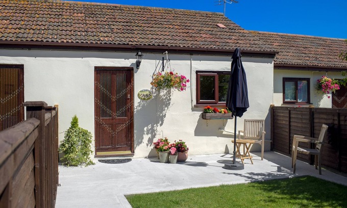 Weston-super-Mare Cottage | 1 bedroom accommodation in Lympsham, near Weston-super-Mare