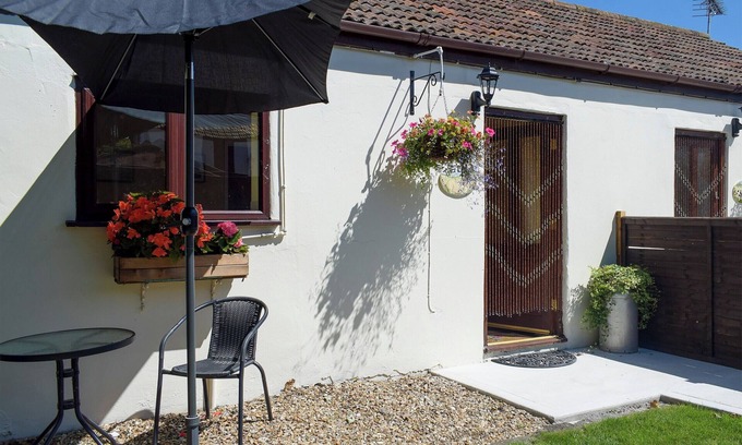 Weston-super-Mare Cottage | 1 bedroom accommodation in Lympsham, near Weston-super-Mare