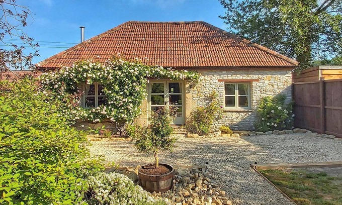 Shepton Mallet Cottage | 1 bedroom accommodation in Pilton, near Shepton Mallet