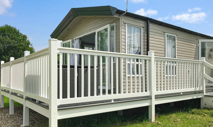 Hoddesdon Ski Chalet | 1 bedroom accommodation in Hoddesdon