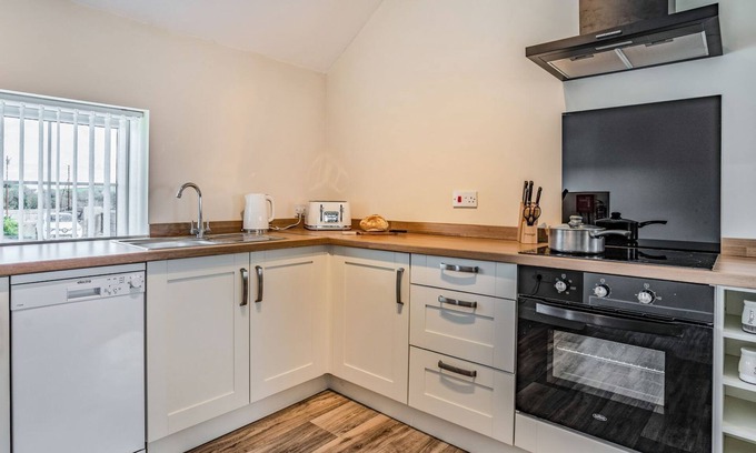 Whitland Cottage | 1 bedroom accommodation in Red Roses, near Pendine