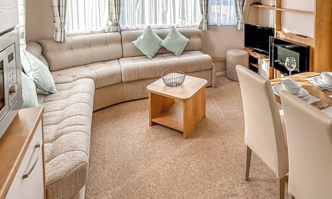 Ningwood House | 1 bedroom accommodation in Newbridge, Nr Yarmouth
