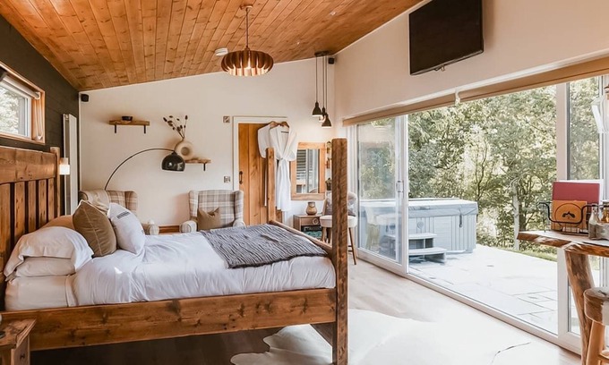 Mochdre Ski Chalet | 1 bedroom accommodation in Mochdre, Newtown