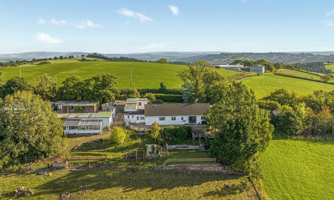 Exeter Cottage | 1 bedroom accommodation in Nadderwater, near Exeter
