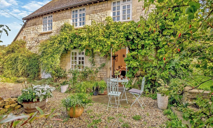 Stroud Cottage | 1 bedroom accommodation in Elcombe, near Stroud