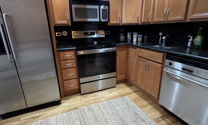 Wicker Park Apartment | 1-bedroom apartment in awesome Chicago with AC, WiFi and 1FREE Garage Parking