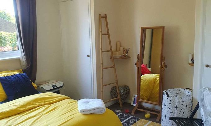 Horsham Apartment | 1 bedroom apartment wt ext leather sofa chair. 10 minutes to city center