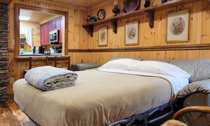 Fleetwood House | 1-Bedroom Barndominium on the New River