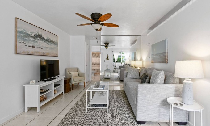 Palm Beach Shores Hotel | 1 bedroom boutique apartment by the beach