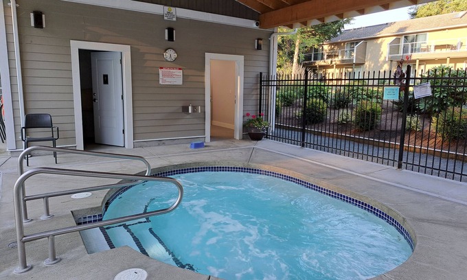 Regional District of Nanaimo Resort | 1 Bedroom Condo Near Rathtrevor Beach