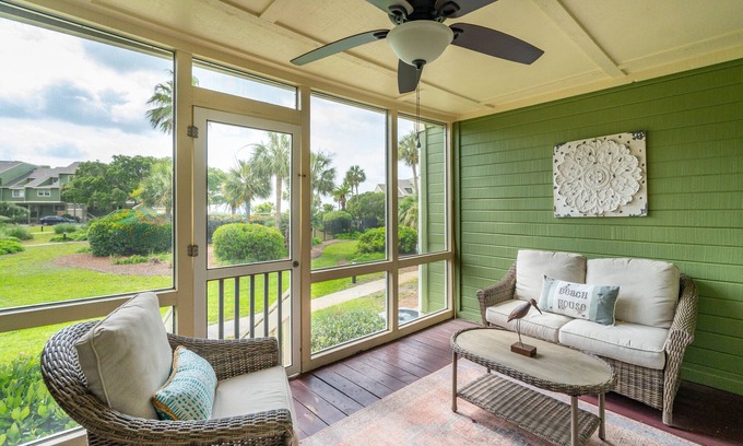 Charleston County Condo | 1 Bedroom condo, Steps to Beach Access & Pool - 7B Mariners Walk