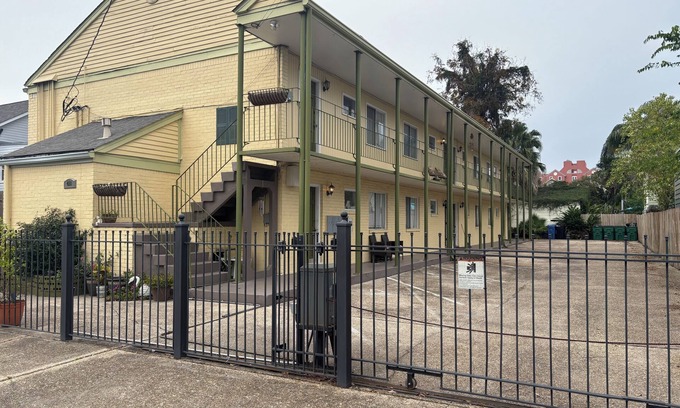 Algiers Point Condo | 1-bedroom condo, small 8-unit building. On-site gated parking free washer/dryer