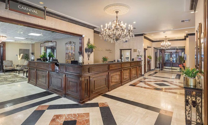 Faubourg Lafayette Apartment | 1 Bedroom Condo with Kitchen for Super Bowl! On St Charles Streetcar Route!