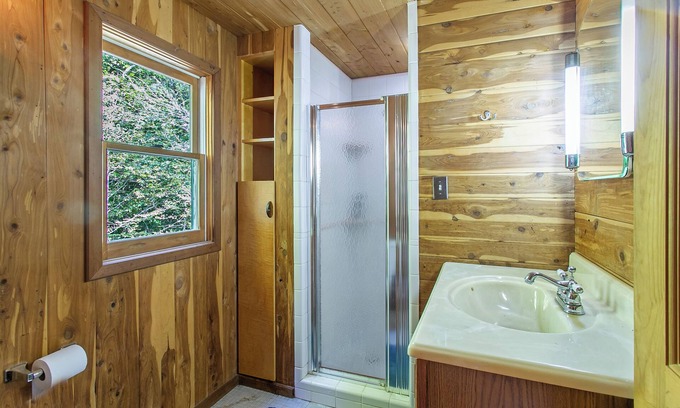 Marshall Condo | 1 Bedroom condo with a mini kitchen sleeps 4