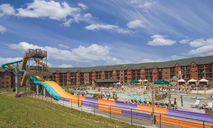 Lake Delton Resort | 1 Bedroom Deluxe at Glacier Canyon Lodge! Waterpark included!