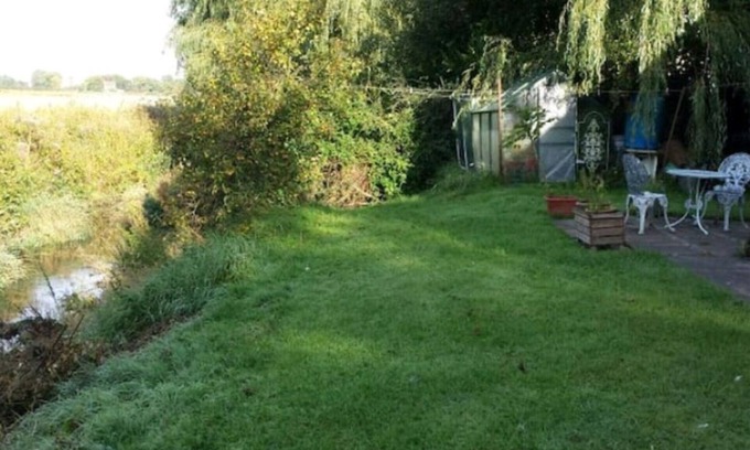 Parbold Apartment | 1 bedroom flat next to a river (sleeps 4)