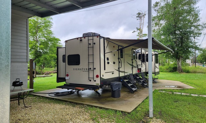 Lake Charles House | 1-bedroom mobile home just 18 minutes drive to Golden Nugget