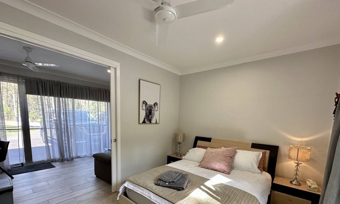 Anstead Apartment | 1 bedroom , modern studio in western Brisbane , free wifi , parking
