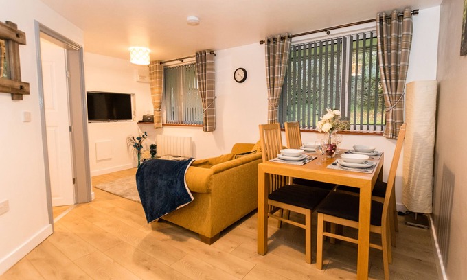 Wigan Apartment | 1 Bedroom Newton Apartment. Free Parking. Garden. Wigan